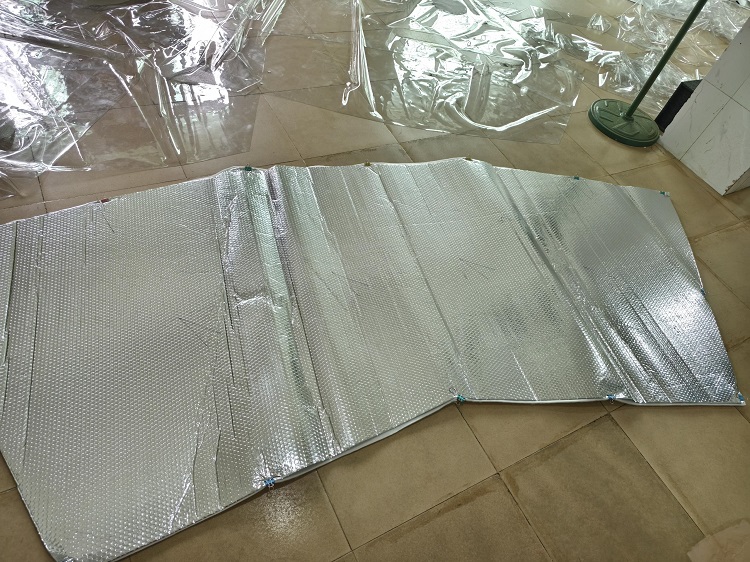 戶外酒店帳篷保溫棉，顧名思義，是一種專為戶外帳篷設(shè)計(jì)的保溫材料。它通常采用高品質(zhì)纖維制成，具有輕便、柔軟、保暖性優(yōu)異等特點(diǎn)。將其鋪設(shè)在帳篷底部或懸掛在帳篷內(nèi)壁，能有效阻隔地面冷氣，鎖住帳篷內(nèi)熱量，為您營造溫暖舒適的睡眠環(huán)境。