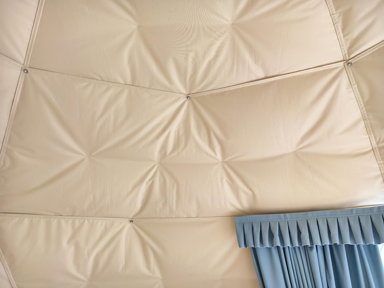 戶外酒店帳篷保溫棉，顧名思義，是一種專為戶外帳篷設(shè)計(jì)的保溫材料。它通常采用高品質(zhì)纖維制成，具有輕便、柔軟、保暖性優(yōu)異等特點(diǎn)。將其鋪設(shè)在帳篷底部或懸掛在帳篷內(nèi)壁，能有效阻隔地面冷氣，鎖住帳篷內(nèi)熱量，為您營造溫暖舒適的睡眠環(huán)境。