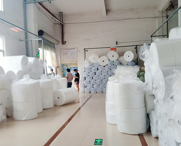 功夫不負(fù)有心人，這句話，小編想送給剛拿下120噸口罩針刺棉訂單的東莞智成纖維業(yè)務(wù)符經(jīng)理。每一場(chǎng)合作的背后，都不是一件容易的事，能成功合作，或是客戶覺(jué)得合作方品牌可靠，亦或是相關(guān)人員服務(wù)周到。 6月17日，東莞智成纖維業(yè)務(wù)符經(jīng)理終于獲得深圳鐘先生的認(rèn)可。回憶起與深圳鐘先生初見(jiàn)，是兩天前的6月15日，這次登門(mén)拜訪，是深圳鐘先生上門(mén)考察東莞智成纖維。此次考察智成，獲得了深圳鐘先生的極大認(rèn)可，從鐘先生口中得知，鐘先生此前對(duì)比了很多廠家，但只有東莞智成纖維的環(huán)境衛(wèi)生能達(dá)到他的標(biāo)準(zhǔn)，這也是智成人平時(shí)做好7s管理的體現(xiàn)。 6月15日當(dāng)天下午東莞智成纖維業(yè)務(wù)吳總監(jiān)到深圳和鐘先生協(xié)商價(jià)格、合作等問(wèn)題。晚上11點(diǎn)，智成纖維業(yè)務(wù)符經(jīng)理不辭辛勞，把剛打好的樣品送到深圳，讓鐘先生試樣。 第三、第四次，是6月16日，符經(jīng)理帶上張技術(shù)上門(mén)進(jìn)行技術(shù)指導(dǎo)。前前后后兩天時(shí)間，終得深圳鐘先生一句：合同馬上簽給你。 前有劉備三顧茅廬，后有智成符經(jīng)理4次登門(mén)拜訪，兩者終得盡善盡美。東莞智成纖維的每一位銷售人員，秉承著用心、不懈怠任何一位客戶的工作態(tài)度，為客戶服務(wù)著。