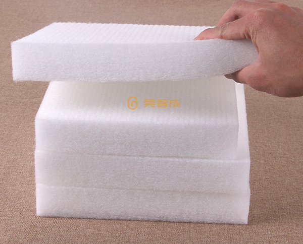 之前我們一直有講到關于無膠棉定做的一些流程，但是基本上都是關于客戶跟工廠之間的對接，今天要說的是單公司接下無膠棉訂做訂單以后的一些流程，實際就是工廠的下單流程。這個在一般工廠屬于管理范疇，今天智成纖維跟大家分享一下。 當公司接到訂單收到定金以后就開始下單了，先是由pmc部門算好所有材料的用料，主料以及裁切模板之類的，要求是跟客戶確認的樣板一樣，算好料以后制成生產單，采購拿著生產單去買料，在此期間，pmc部門需要根據業務員跟客戶的溝通反饋做一些其他輔助的事情，比如是否需要裁切，產品進度等，這個都要提前溝通好，要不然突然給別人肯定需要三四天的時間才能做好。 這些確認好了以后基本上采購也把材料買回來了，接下來就是生產配料，配料師傅根據客戶產品進行測算，怎么樣配料才能夠更省，畢竟每一分錢的材料浪費的都是利潤，基本上這個過程進度比較快，可以馬上就進行生產，不過也要溝通預約好，要知道一個工廠肯定是有很多其他的訂單的，需要在時間上面協調一下。 以上基本上就是在車間配料之前的步驟了，這些步驟全部完成以后那就是到車間進行生產處理了，在這里就不過多闡述?？傊疅o膠棉定做的流程是相對簡單的，但當原材料不足或是沒有的情況下，就會比較復雜。作為無膠棉廠家的智成纖維，會事先溝通好所有，給客戶放心保障，有需要合作，歡迎您來咨詢。