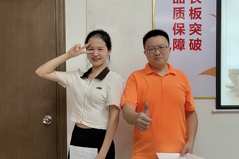 主持人鄒世曉、黃曉程